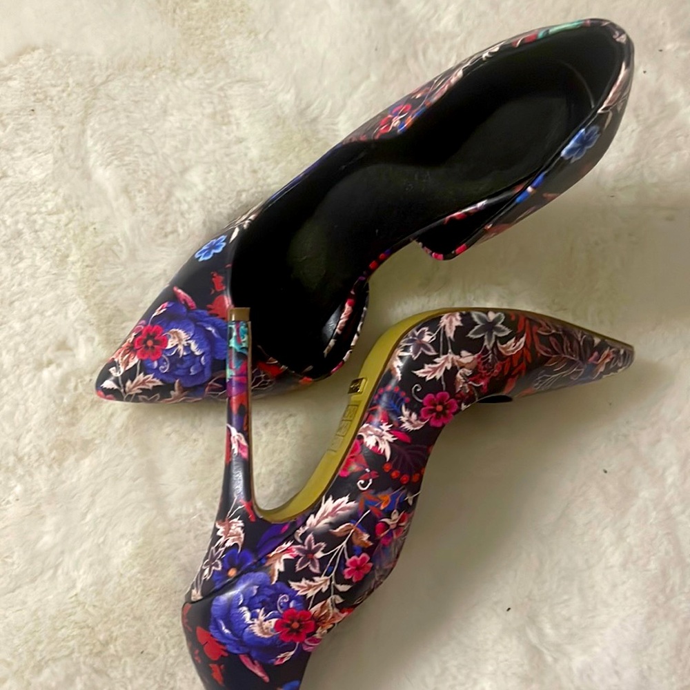 Floral heels size 7 mild to moderate scratches at the sole.